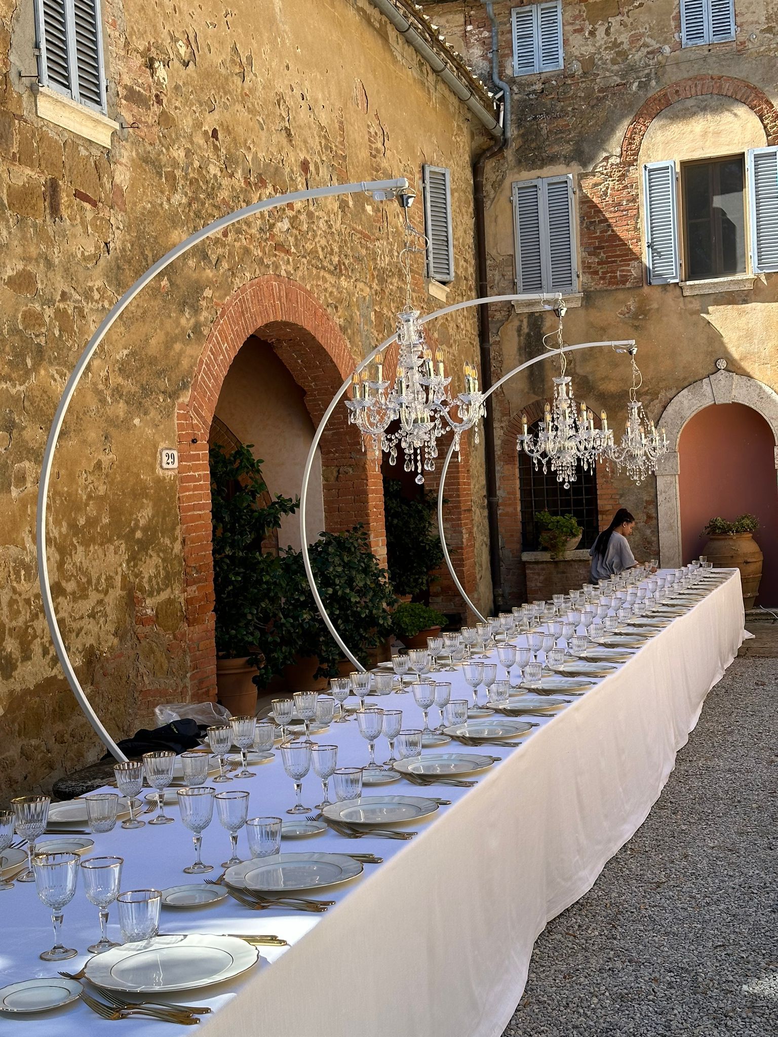 Lampadari di cristallo appesi a cerchi luminosi sopra il tavolo imperiale in una corte