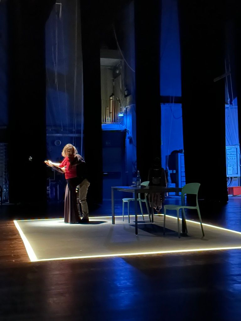 Perimetro di luce disegnato coi sagomatori attorno alla scena, teatro al buio